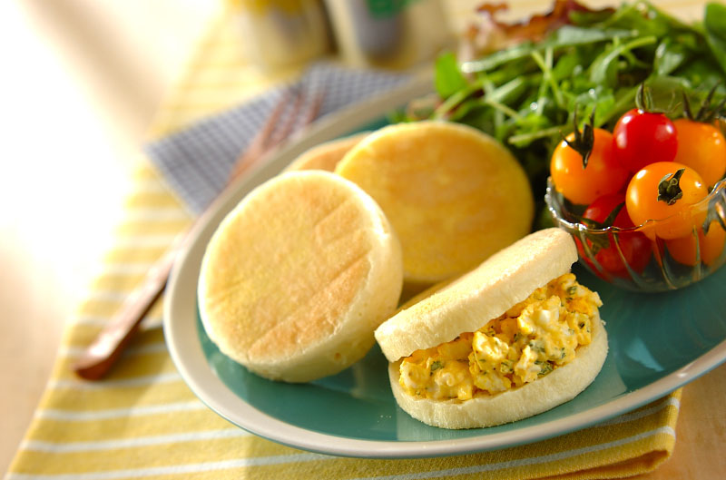 手作りイングリッシュマフィン アレンジレシピ3選--------------------------------------- レシピ やお菓子作りの小ネタ公開！ストーリーズで人気商品の紹介も✨ここからCHECK！⇒ @temmashiki--------------------------------------- 自家製イングリッシュマフィン