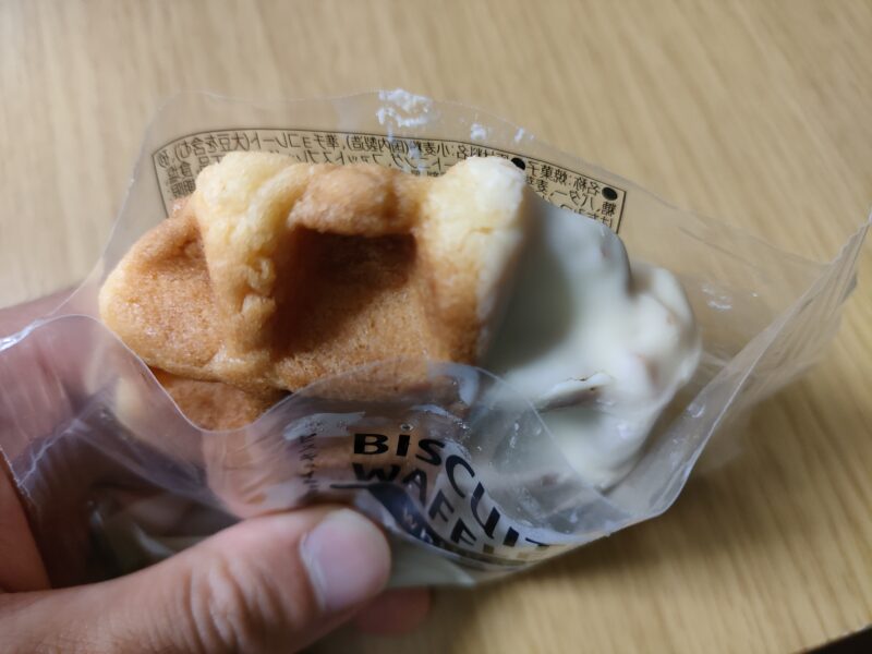 シャトレーゼで一番好きなのは「ビスキュイワッフル 」です。ちょうど良い量で食べ応えがあるし何より110円なのが良い。これにミルクティーがあればおやつは完璧でございます。今日は朝イチでシャトレーゼ に行って色くらざ