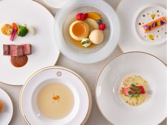 ある日の一皿 ⁡ 前菜 『魚介のムース ズッキーニのルーレ』 ⁡ 時々コースに登場するシェフおすすめの一皿 ⁡ ⁡前菜オードブルある日の一皿魚介ムースズッキーニソースヴァンブランLaRucheラリューシュフランス料理フレンチ群馬フレンチ高崎