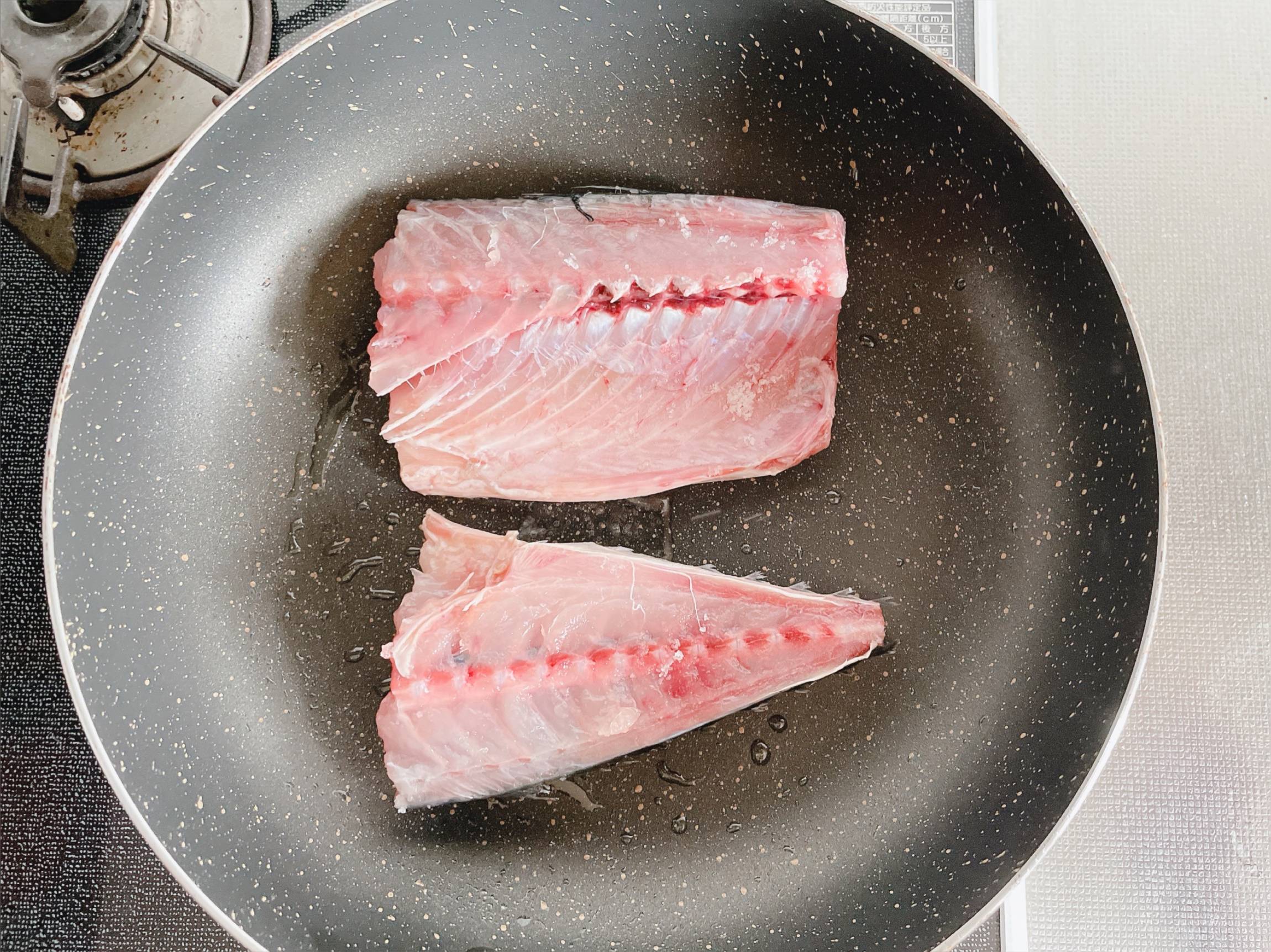 フライパンで塩さばの焼き方。焼き魚が苦手でも皮パリ身はふっくら