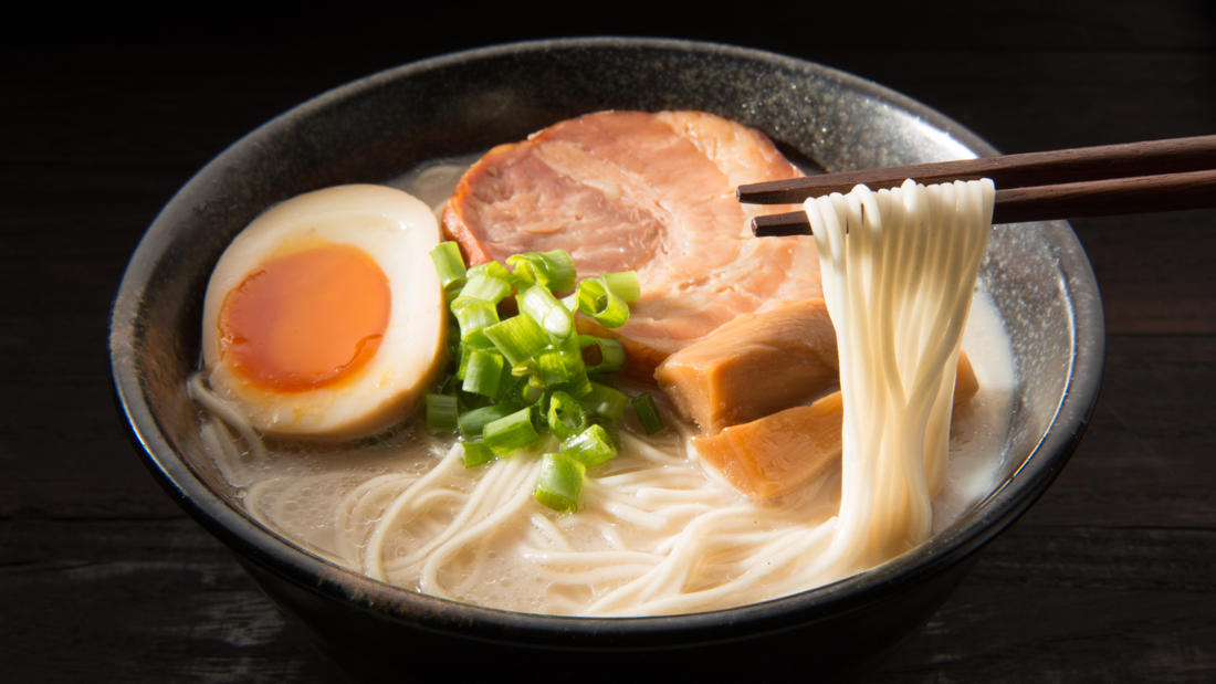 こんにちは！もりるだよ🦆 今日も「賞味期限切れ」のカップ麺を試食してみたよ！ 今回の主役は 焼き味噌ラーメン！ 賞味期限は 4月3日切れ だけど、においも見た目も大丈夫そう ！＼ということで実食あれ!? ふつうにウマいじゃん ！ ものを大事にすることや、消費