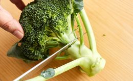 ブロッコリーの茎の皮を厚めに切る下ごしらえのきほん 野菜オレンジページnet