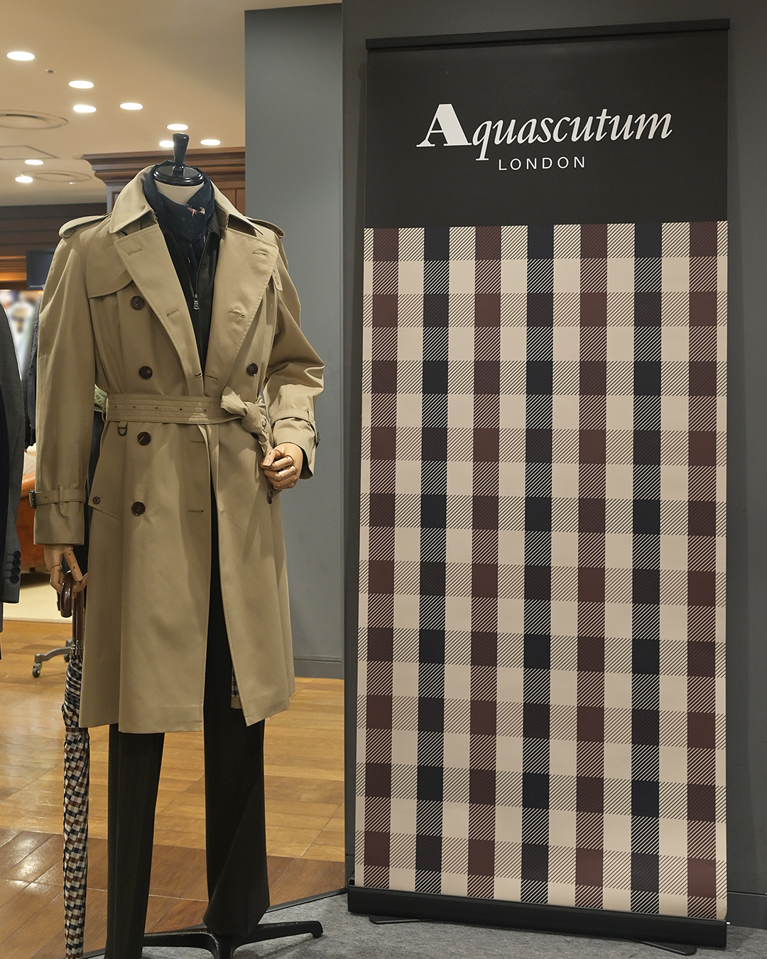 バーバリーのコート、チャーチのシューズ 俳優・兵頭功海と行く“語れる古着屋”高円寺「アネモネ」編。 メンズノンノウェブMEN'S NON-NOWEB