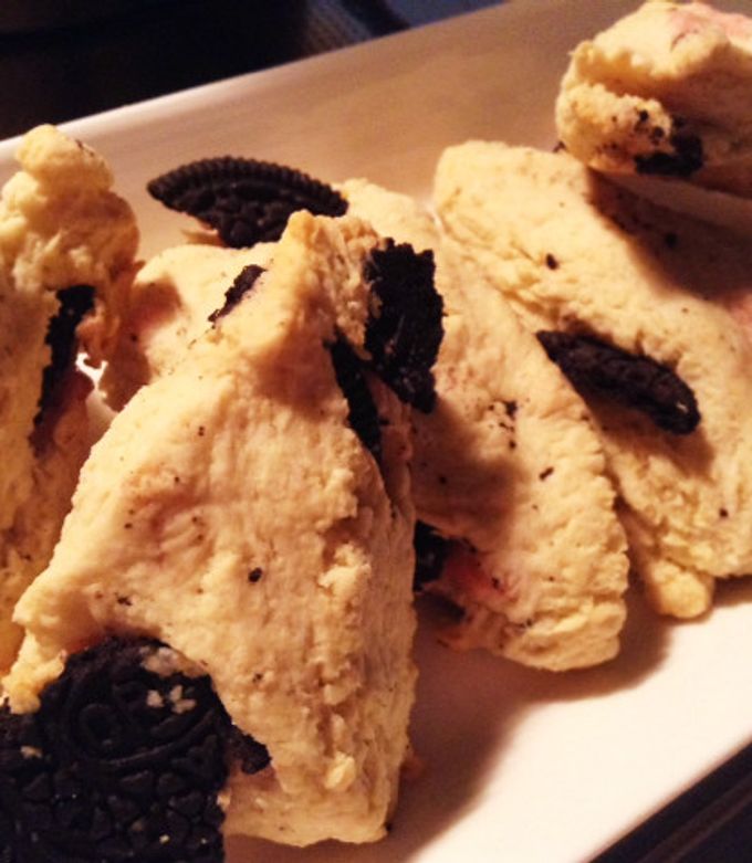 ○さっくりしっとりオレオのスコーン○ 国産小麦粉やバター、生クリームなどを使った さっくりしっとり風味豊かなスコーンに オレオクッキーをたっぷり混ぜて焼き上げた新作スコーンができました♪ 丸型だったスコーンでしたがこのたび三角形に 変わりボリュームUPもして