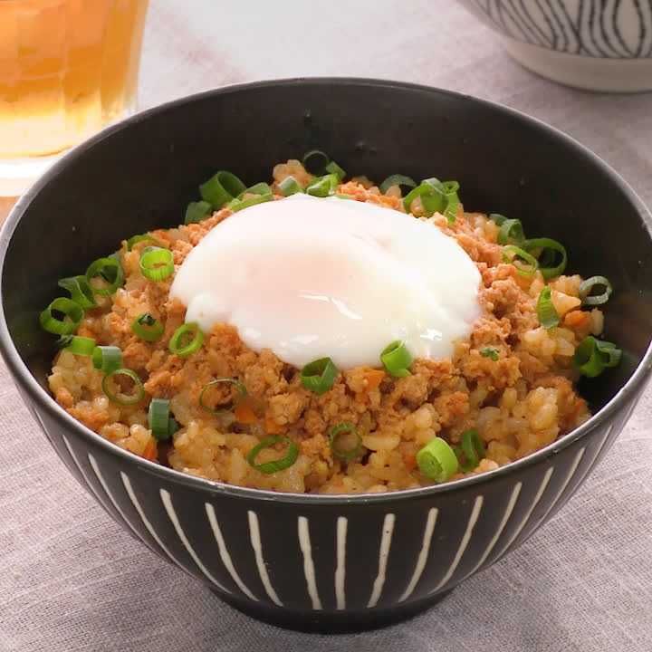 なすの肉みそ丼～温泉卵のせ～ 鶏肉とかぼちゃのすまし汁白菜とえのきの酢のもの 食材宅配のヨシケイ 夕食ネット レシピ・メニュー・献立付き