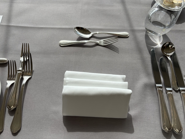 食事終了 フランス式ナイフとフォークの置き方の写真素材106978306- PIXTA
