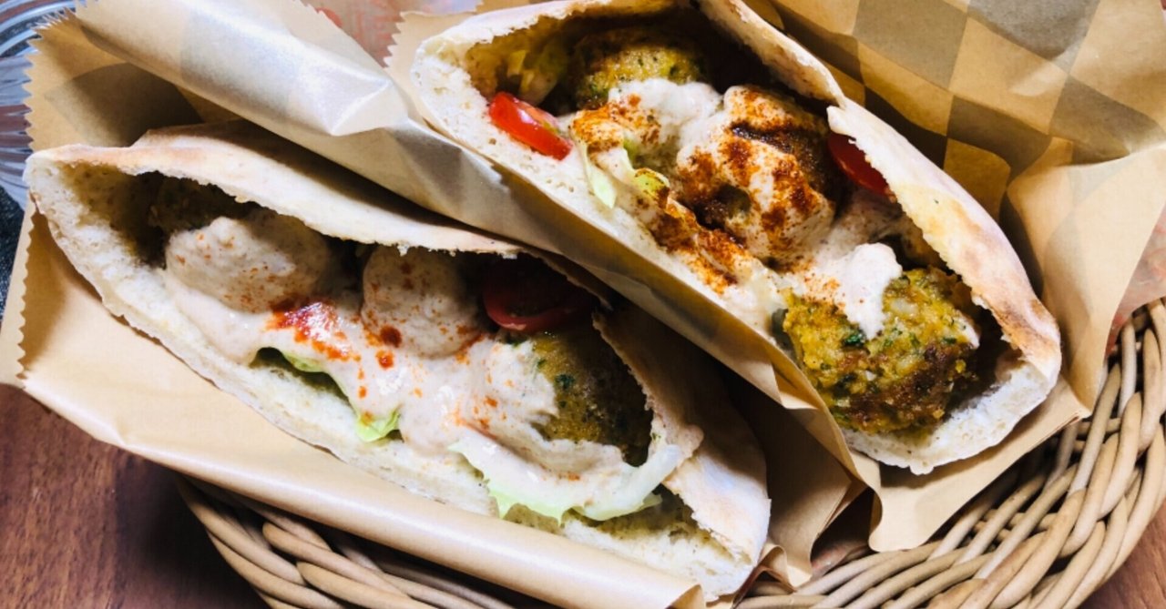 新メニューのファラフェルサンドプレートです🍴 ファラフェルとは、ひよこ豆を主原料にした中東風のコロッケです。低カロリーながらも、お肉に負けない満足感があります。 サラダとスープがついて¥1,250 税別結構ボリュームがあるので、ハーフサイズもご用意。¥800