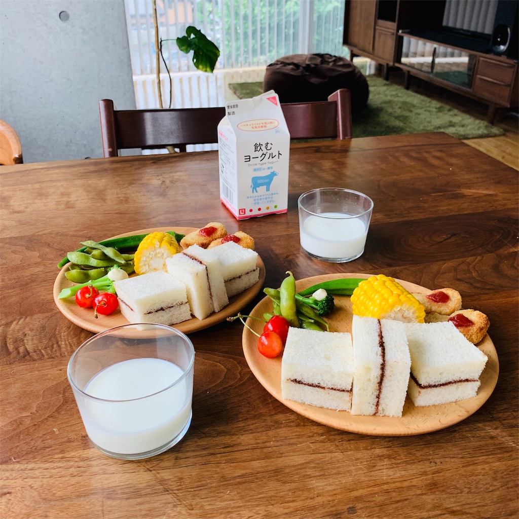 甘辛い味は間違いない！四姉弟のテンションが上がるカフェごはんとお茶目な父の顔Tシャツアイスム