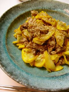 サッパリ＆爽やか〜夏の簡単おつまみおかず！ズッキーニと豚バラ肉の塩レモン炒め。野菜ソムリエakkiの シンプル・ベジフル・キッチン