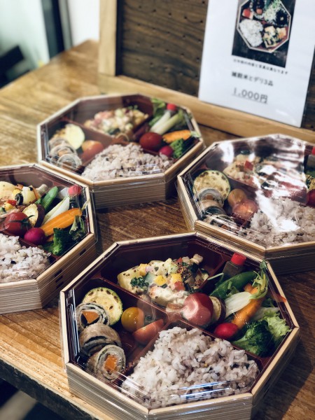 Rashisa cafeの新しくなった テイクアウト弁当🍱✨ ラシカフェ、ランチ1番人気のハンバーグ‼︎お客様より「お持ち帰りしたい‼︎」の声をいただいておりましたのでこの度、テイクアウトできるようになりハンバーグBOXで新登場‼︎ 🥳✨✨✨ラシサデリBOXは、贅沢に9種類の