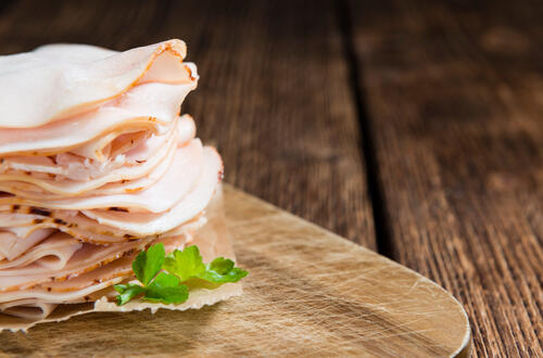 手作りの鶏ハムはいつまで保存可能？保存期間と注意点食・料理オリーブオイルをひとまわし