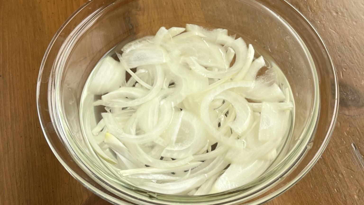 調理の裏ワザクイズ 辛い玉ねぎは「水にさらす」「さらさない」どっちが正解？え、そんな理由が!? 農家直伝『あたらしい日日』こんな時代のニューノーマルな暮らし方。食と農、生活情報をお届けします