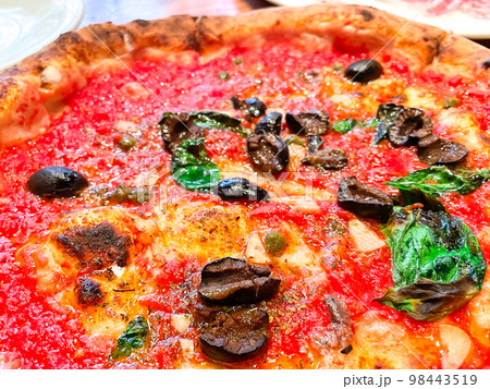 PIZZA SICILIANA ピッツァ・シチリアーナ¥1,800 トマトソース、アンチョビ、オリーブ、ケッパー、ニンニク、オレガノ季節によってアンチョビではなく 自家製イワシのマリネに変更いたします稀にですしみじみ美味い一枚。 ピッツァにチーズいらないんじゃないか説