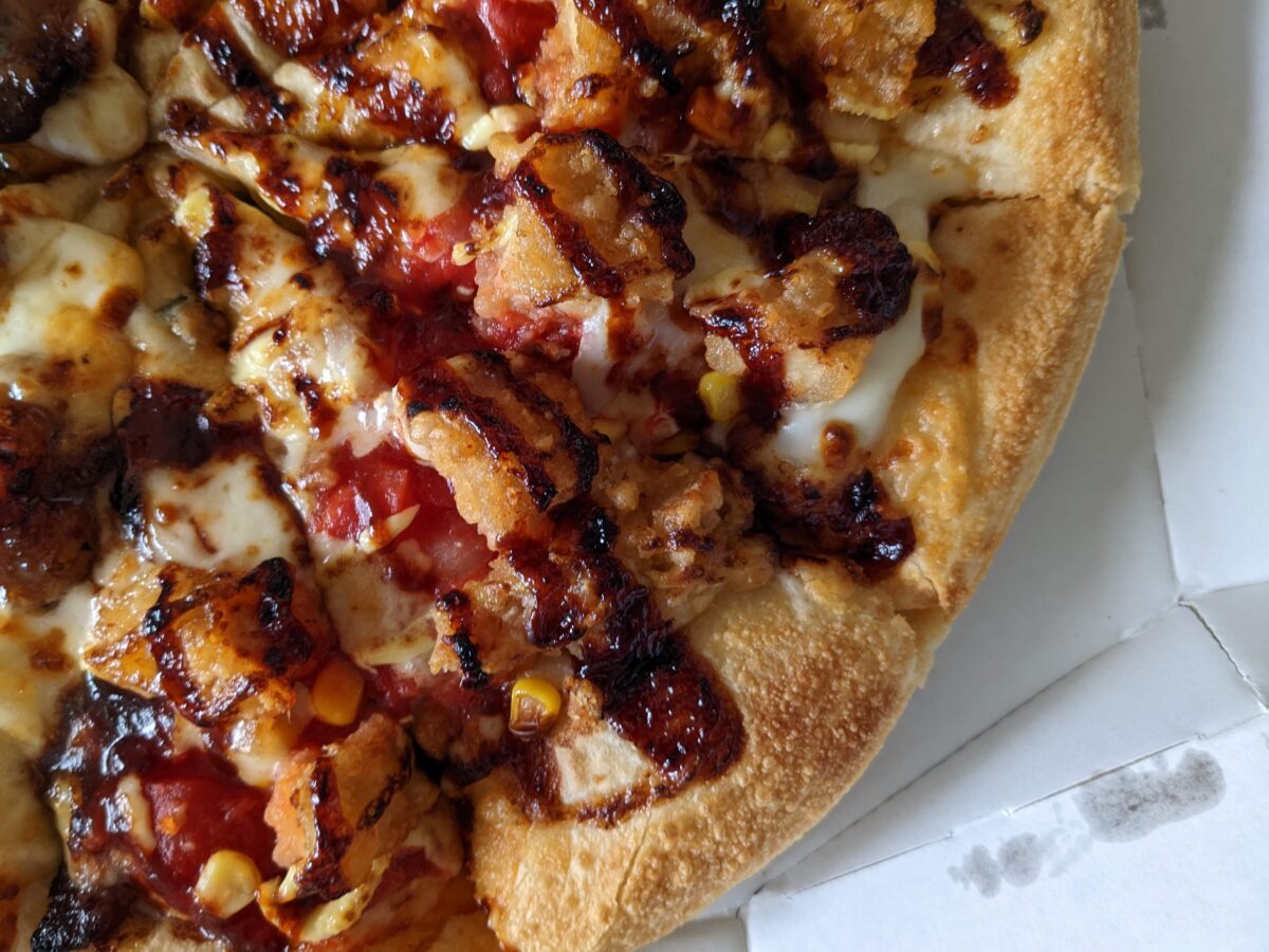 新商品ガチレビュー 衝撃！多分それ違うwwwウインナーコーヒーピザガチレビュー！美味しいの？不味いの？w ピザハットモッパン- YouTube