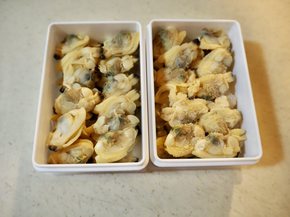 ザルとボウルであさりの塩抜き