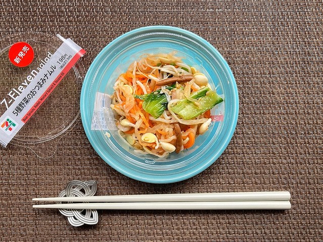 2024年12月3日 火 より、セブンイレブンが「チーズ＆野菜スティック 386円 」を新発売します。チーズや彩り野菜にペッパークリーミーマヨソースを付けて食べるスティック状のサラダです。https:shingekifood.com entry 2024 11 29 000127