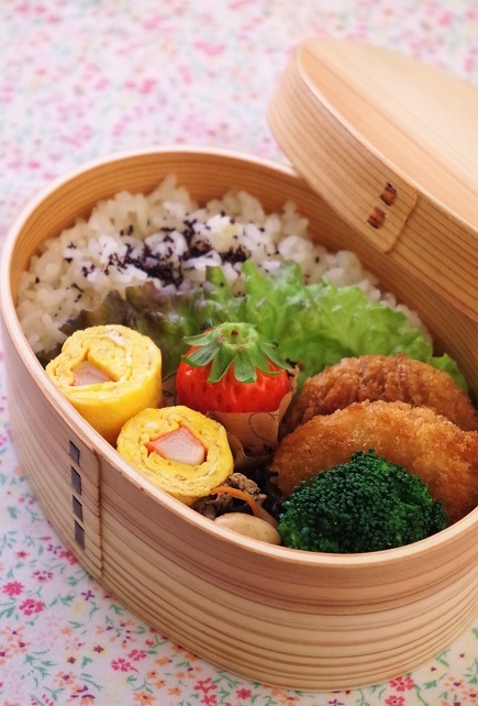 さつまいもコロッケ 弁当 今が旬のさつまいもを使ったコロッケ弁当🍠盛り付けも是非参考にしたいですね💯, 他の投稿もチェック✅→@oben365, 作ってみたいレシピをコメントで教えてね🍱, 今回は @mh_f_kd さんの投稿をご紹介します✨, ーーーーーー,他の投稿はこちらから⇨@mh_f_kd, 👨‍🚒夫に贈る曲げわっぱの毎日弁当, , 秋ですね🍂,