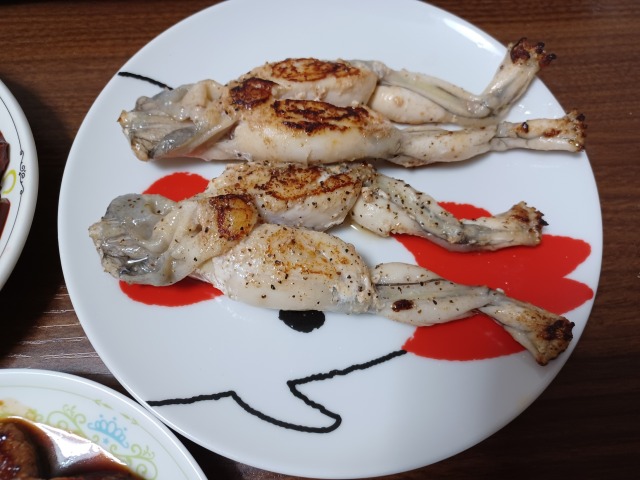 鶏肉みたいな味」の肉、4種食べ比べ ワニ・カエル・カンガルー・ウズラオモコロブロス