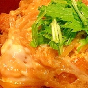 ソースカツ丼風おにぎり 冷凍食品を活用したカツ丼風おにぎり🍙食べ応えばっちりですね✨ 他の投稿もチェック✓→ @oben365美味しそう！と思ったら「❤️」をコメントしてね👏 今回は @onikoro_chan さんの投稿をご紹介します✨ ーーーーーー おにころです🍙毎日使える