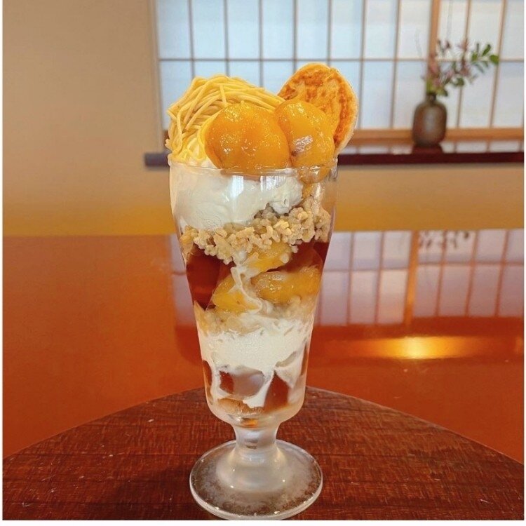 🌰 ⁡ 📍 岐阜県恵那市大井町293-7 🏠『恵那寿や 神の木店』 ⁡ @enasuya 🍃えなすやパフェ 🍃栗あんみつ 🍃栗粉餅 ⁡ 栗 きんとんで有名な恵那すや🌰😁 ⁡ 並ばずに入れました 結構穴場かも🤭 ⁡ 私は栗パフェ やっぱり美味しーい‼‼️ ⁡ このお店だけ下は抹茶アイスと 抹茶