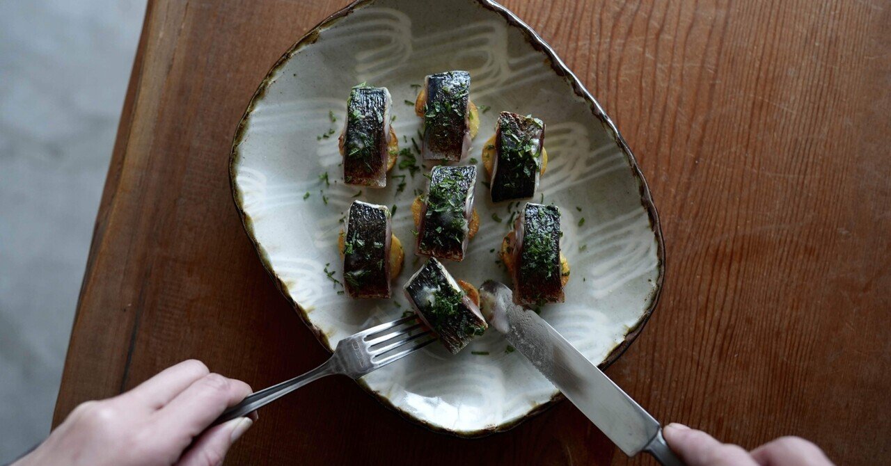 鯖のマリネ 焦がしネギのソース』 ①3枚におろした鯖に適量のグラニュー糖をまぶし、冷蔵庫で1時間置く。 ②出た水分をしっかり拭き取り、鯖の重量の2％の塩を振り、冷蔵庫で30分置く。③また水分をしっかり拭き、白ワインビネガーに1~1.5時間ほど漬ける。 ④焦がし