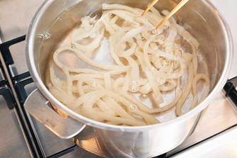 絶品とろ玉肉ぶっかけうどん 丸亀製麺風