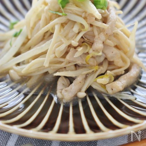 パパッと10分おかず🙌「 えのきと豚肉のレンジ蒸し」このレシピのポイントは↓の投稿文をチェックしてくださいね✨---------------------------------- ✍️このレシピのポイントは✔️レンジで作れる！ ✔️旨味がたっぷり✨✔️時間がないときにもおすすめ