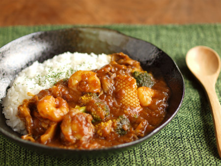 冷凍食品でかんたん。水もルーも使わない旨み凝縮海鮮カレーの作り方 スパイスカレーレシピ