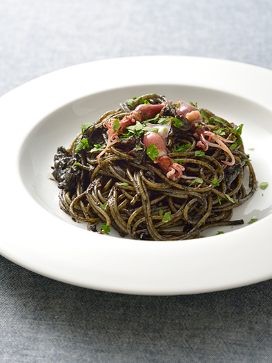 トマトソースのイカスミ入りパスタ│「健康な食」をデザインする ビオサポレシピ