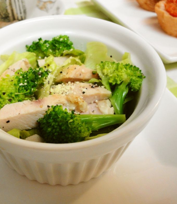 ブロッコリーと生ハムとミニトマトのサラダ