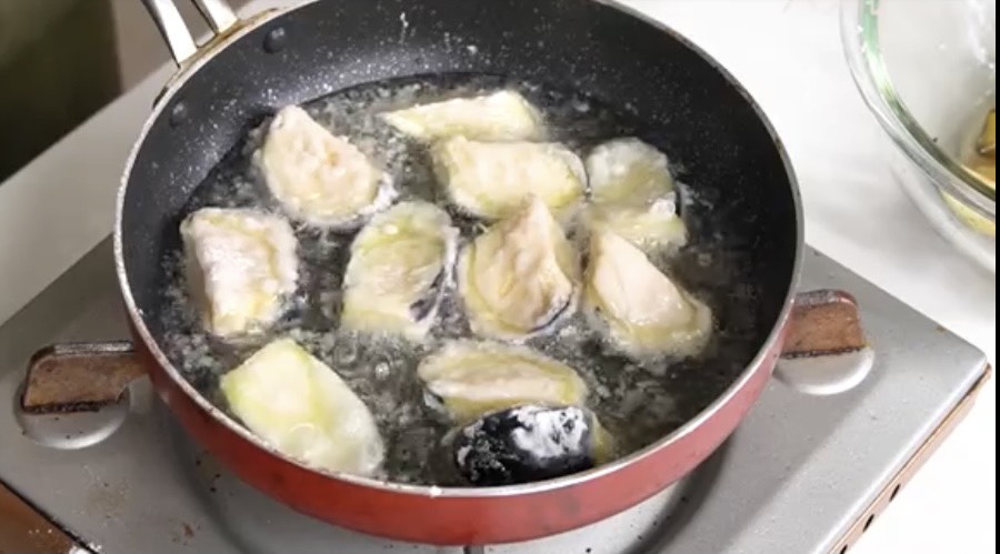 ciao!@papa_izm_kitchen です！, 今日は茄子の唐揚げをご紹介。, 衣はカリッと！中はジューシー。,簡単なようで茄子の水分が多く, 衣がベチャっとなりやすい。, でも！, ポイントを二つ守れば大丈夫。, ①高温で揚げる, ②衣付けを丁寧に,ー材料ーーーー, ナス2本, ニンニクチューブ2cm, しょうがチューブ2cm, 白だし多さじ1, 片栗粉適量,