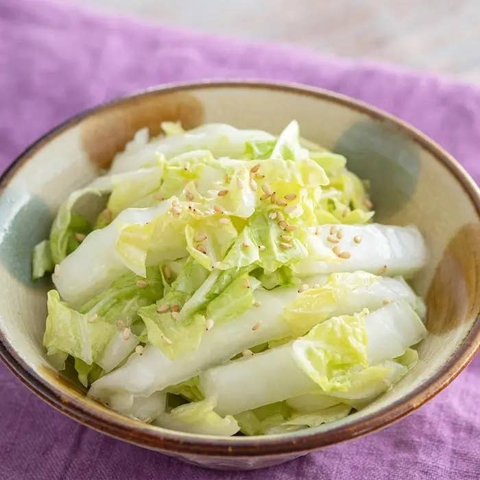 白菜と塩昆布の簡単浅漬けの作り方♪ビニール袋で30分で漬かる！食べ出したら止まらないほど美味しいです。 - YouTube