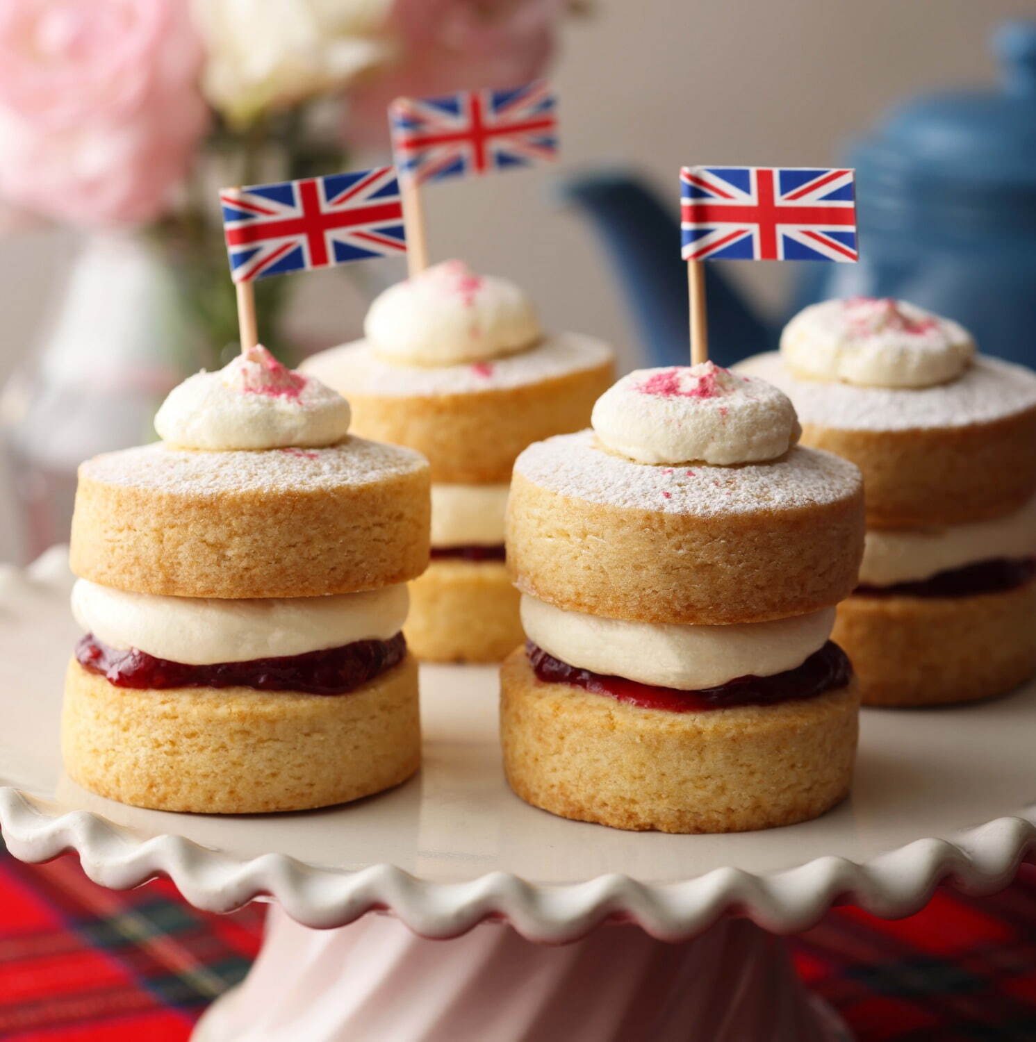 ベイカーズ ゴナ ベイク」“ピスタチオクリーム入り”苺のスコーンサンド、阪急うめだ本店に - ファッションプレス