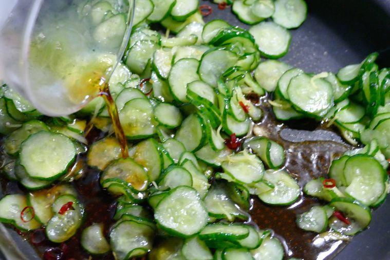 塩もみなし！大量消費に！きゅうりの浅漬けの超簡単作り方。すぐ食べても作り置きにも最高！ - つくりおき食堂