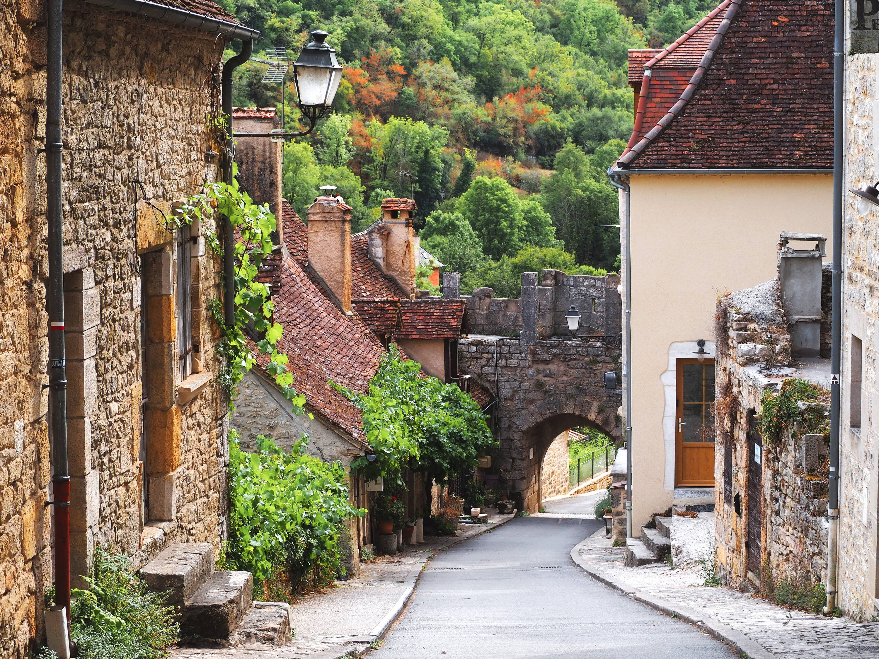 モンサンミシェルと並び称される フランスの巡礼地で山羊のチーズを今日の絶景