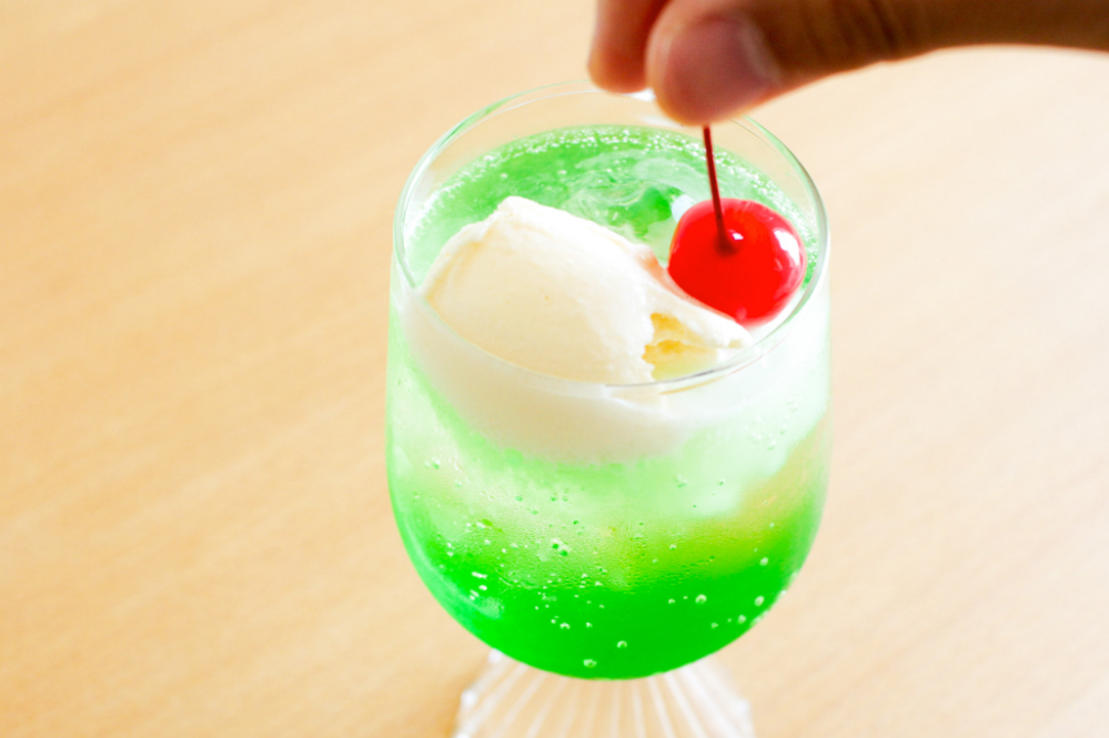 丸源飲料工業株式会社 -レシピ ブルーライチのクリームソーダ