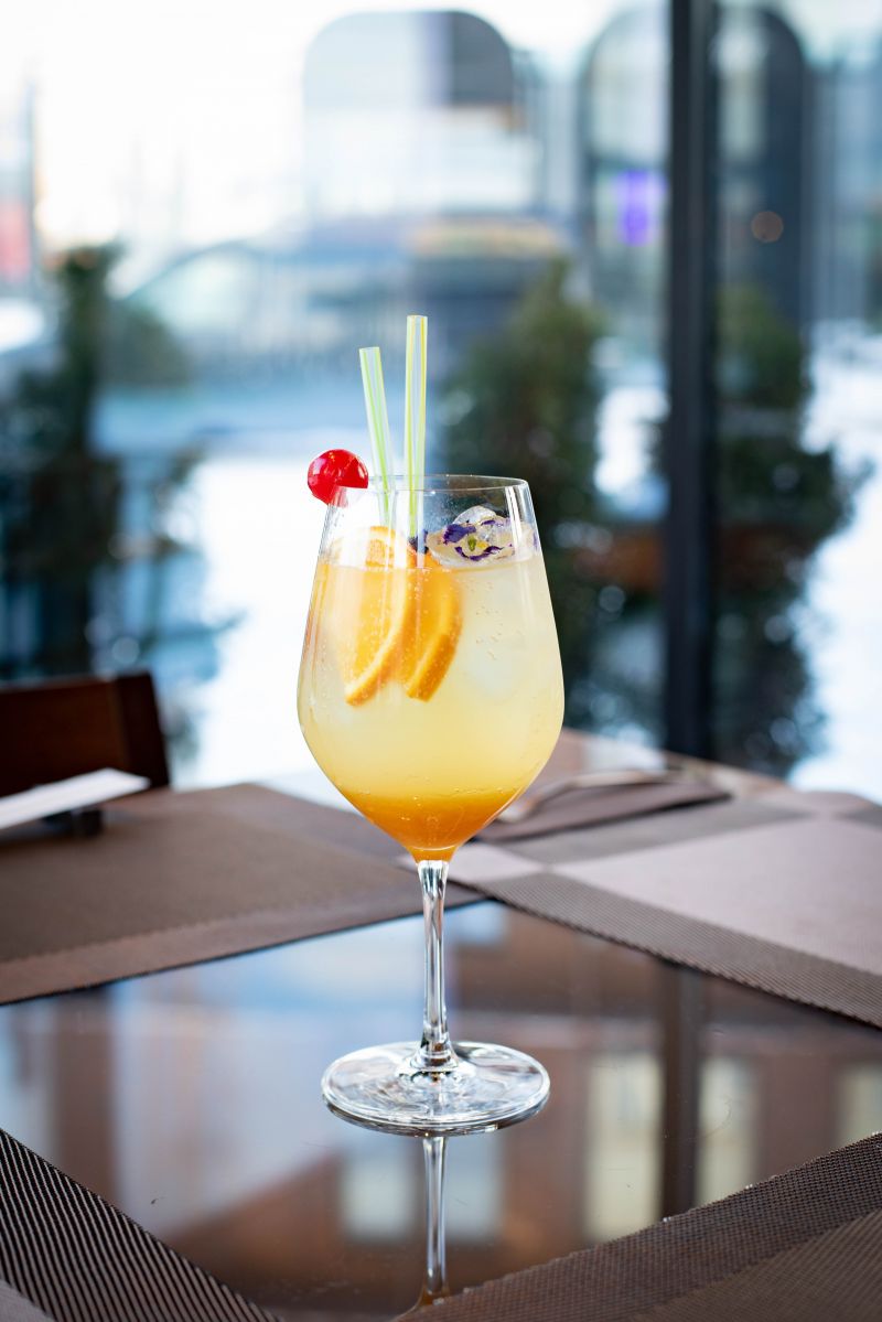 ネグロニカクテルマティーニグラスのジンアペリティフオレンジとチェリーガーニッシュを注ぐ - カクテルのストックフォトや画像を多数ご用意 - カクテル,注ぐ, お祝い - iStock