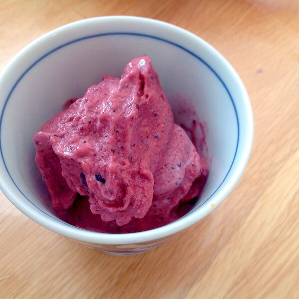 ブルーベリーアイス🍨 , @kazu_nikouma さんの投稿をお借りしました, ↓材料・作り方の詳細✍🏻,今まで作ってきたアイスの中でブルーベリーが一番好き🫐✨, ————————————,材料🛒 , ☑︎ 冷凍ブルーベリー:好きなだけ,→常温で置いとくか、レンチンして潰しやすいように。, ☑︎ バナナ 中くらい :2本, ☑︎ ミルク:100ml, →牛乳・豆乳など, ☑︎