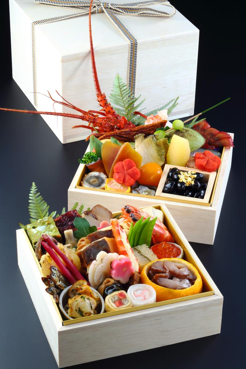 Amazon.co.jp:冷蔵 盛付済 おせち 解凍不要 京都宇治「辰巳屋」監修与段重 辰饗6寸4段 50品目 約4～5人前12 31日お届け : 食品・飲料・お酒