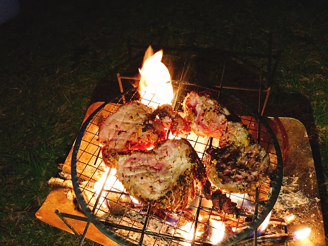 チーズタッカルビをキャンプ飯風にアレンジ♪ チーズタッカルビはスキレットで作るのもおすすめ！キャンプ飯の雰囲気が出ます＾＾ 「タッカルビ のたれ」で炒めたピリ辛の鶏肉と野菜は、チーズとの相性抜群 *^_^*チーズはぜひともたっぷり入れて、贅沢な気分をお楽しみ
