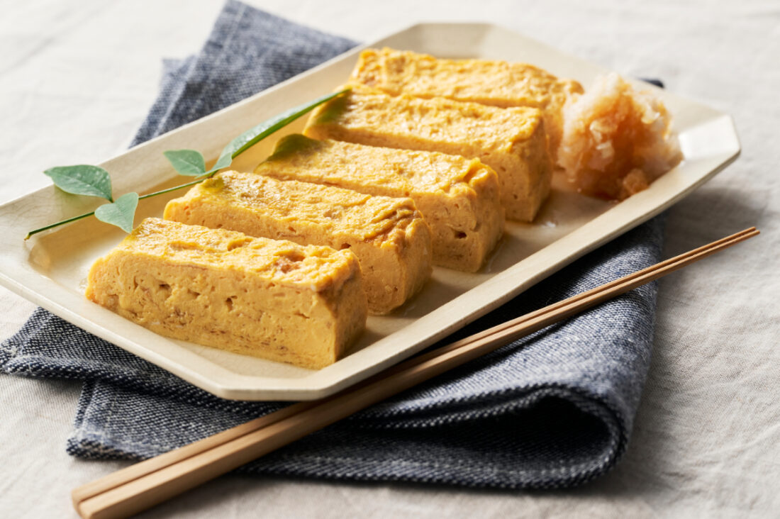 これ前から要望がとても多かったんですが、僕の最強のだし巻き卵の作り方です至高のだし巻き卵だし巻き卵は出汁が多ければ多いほどプルプルでまるで茶碗蒸しのような食感になりますこれが本当に美味しいのです ⁡ ⁡卵2個をよく溶き、水50cc、白だし大1、砂糖1つまみ