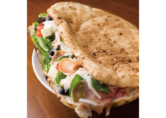 ポルトパニーノ - 大人気の桃に引き続き、こちらも人気のいちじくパニーノ。生ハム&いちじく&バルサミコソースの組み合わせは間違いないけど、さらに追加トッピングのゴルゴンゾーラ＆クルミでパーフェクト💕※通常はチャバッタパンで作りますが写真のフォカッチャパンに