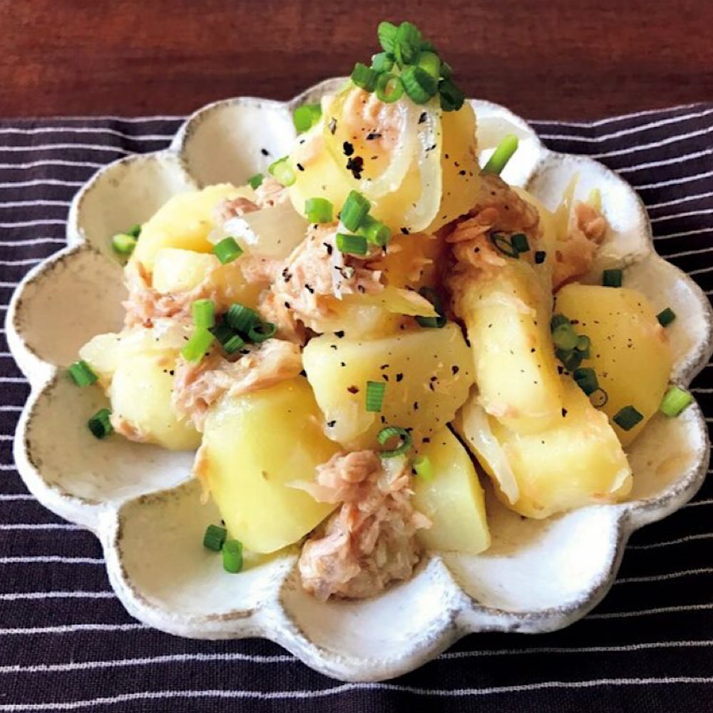 ジャーマンポテト🥔■材料 ・じゃがいも 4個 ・玉ねぎ 1 2個 ・厚切りベーコン 80g ・ニンニク 1片 ・オリーブオイル 大さじ1・顆粒コンソメ 小さじ1 2 ・粒マスタード 小さじ1 ・みりん 小さじ1 2 ・塩胡椒 適量 ・パセリ 適量ジャーマンポテトじゃがいも作り置きおかずおつまみ簡単レシピ料理研究家ゆかり