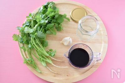 茎や根を捨てる人、ちょっと待った！パクチーのフル活用法食・料理オリーブオイルをひとまわし