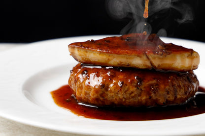 トゥルヌドロッシーニ ソースペリグー 」 牛フィレ肉のトゥルヌド、フォアグラのポワレ、黒トリュフ。分厚くカットして香ばしく焼き上げた牛フィレ肉の上に、表面をカリッと焼き上げたフォアグラのポワレ、黒トリュフとコニャックを効かせたペリグーソースを重ねます