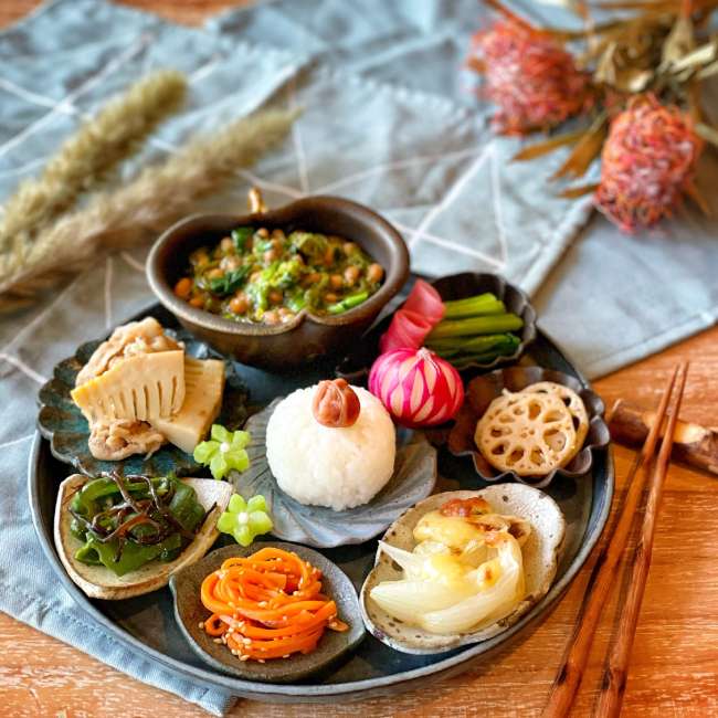 ワンプレートde和食ごはん🍚 八百屋さんに行けば ワラビや山菜が並び始めてますね☺️✨ 春の山菜は 冬に溜めた老廃物をデトックスしてくれるから積極的に頂きたい♡ もう3月 って言ってる間に 薄着やら半袖の季節がやってきますよ🤭💦 カラダもココロも軽くしておきたい