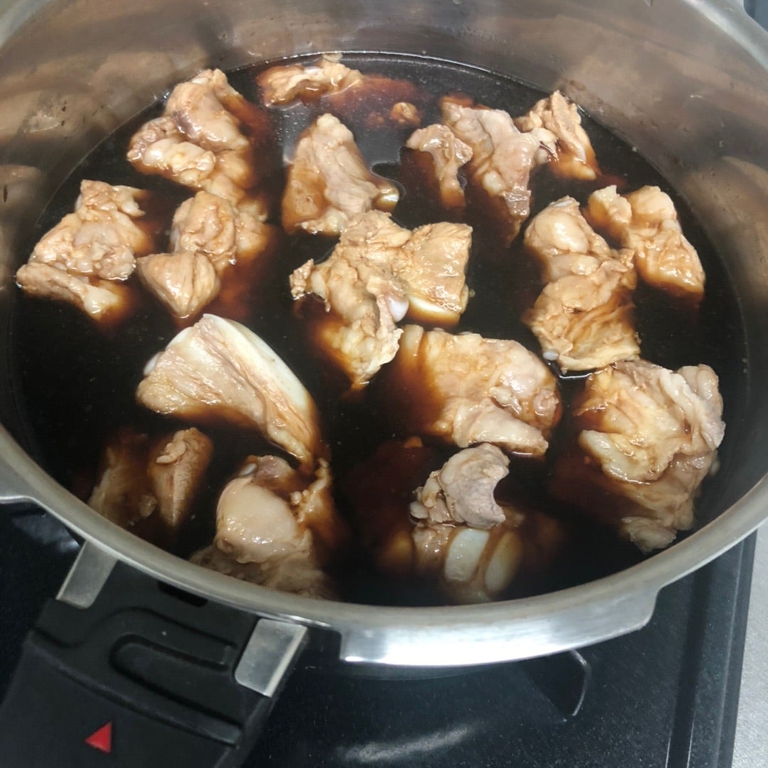 オオゼキで豚バラ軟骨 パイカ を購入。 一度茹でこぼしてから昆布と一緒に ことことクツクツ静かにゆっくり煮て 後から大根と蓮根も加えてさらにことことクツクツと。 調味料は日本酒、塩、醤油、花椒。 花椒がイイ役目してる。 サイコー❤️に美味し〜。 味見だけして