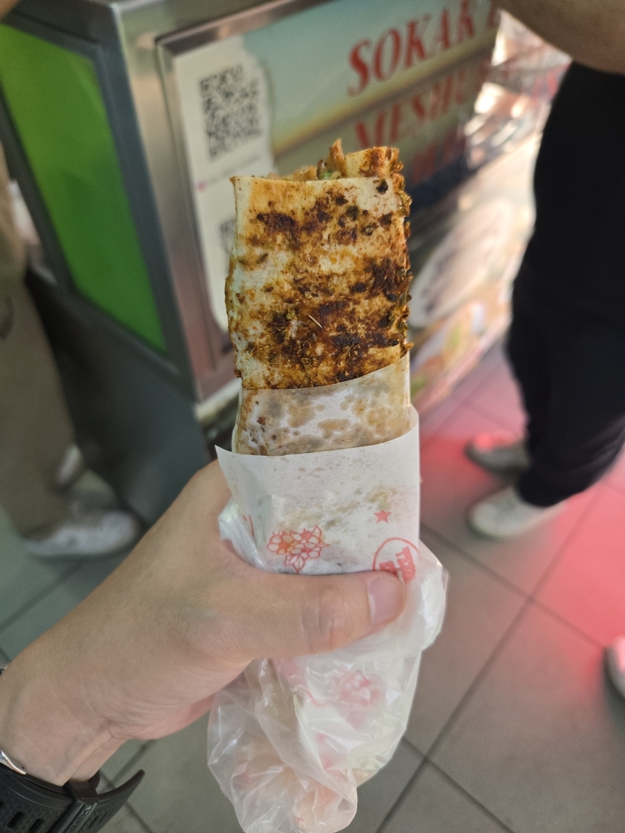 トルコ旅行記 行列ができる美味しいサバサンド店イスタンブール名物