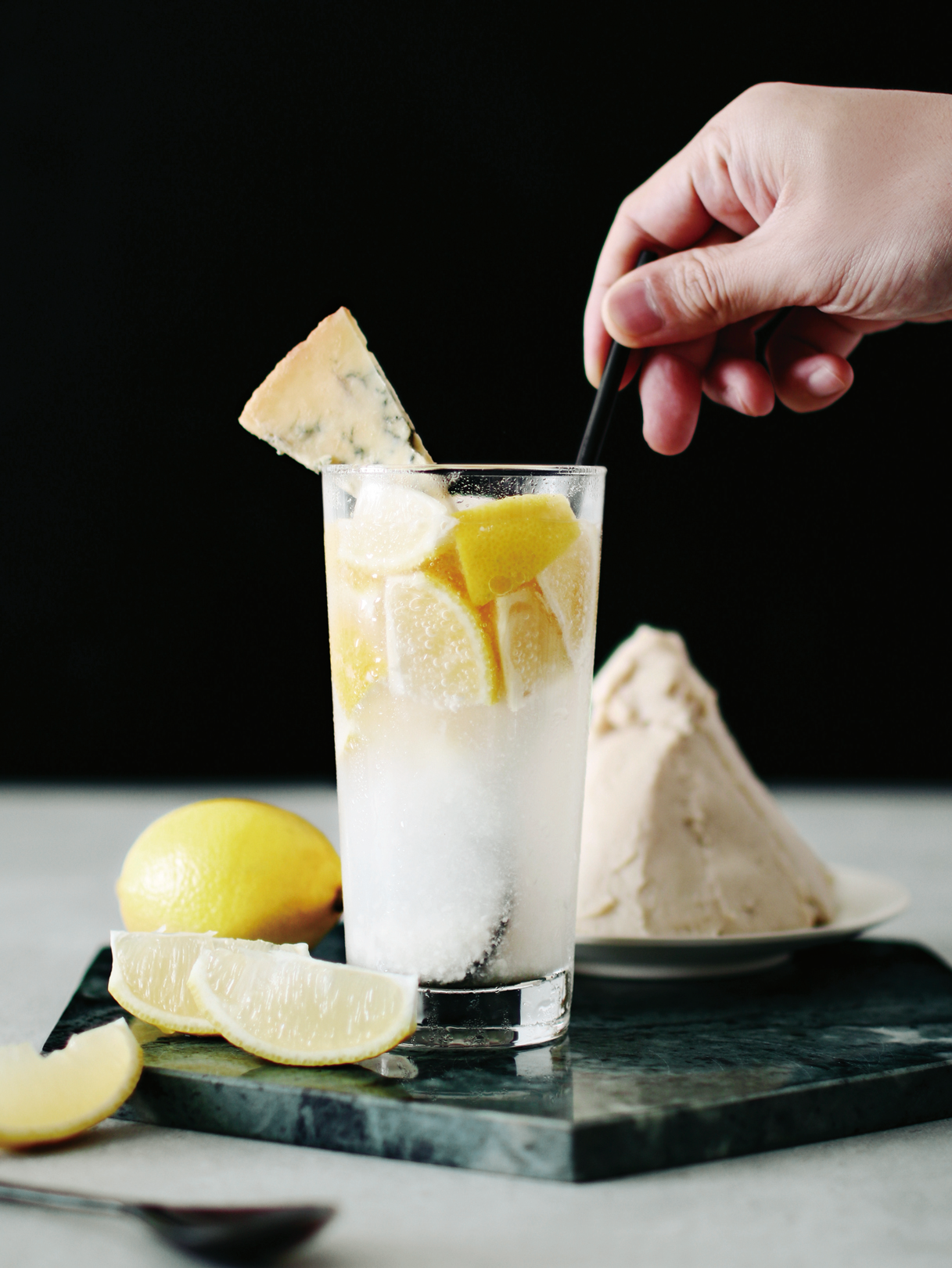 ☆サクレアレンジレシピ☆ 塩レモンサワー🍸🍋 グラスの縁に塩をつけ、レモンの酸味と塩の塩味でスッキリとした飲み口のフローズンサワーです😍材料 1人分・サクレレモン 1個 ・焼酎 50cc ・炭酸水 150cc ・塩 少々作り方1．グラスの縁をサクレで濡らして塩