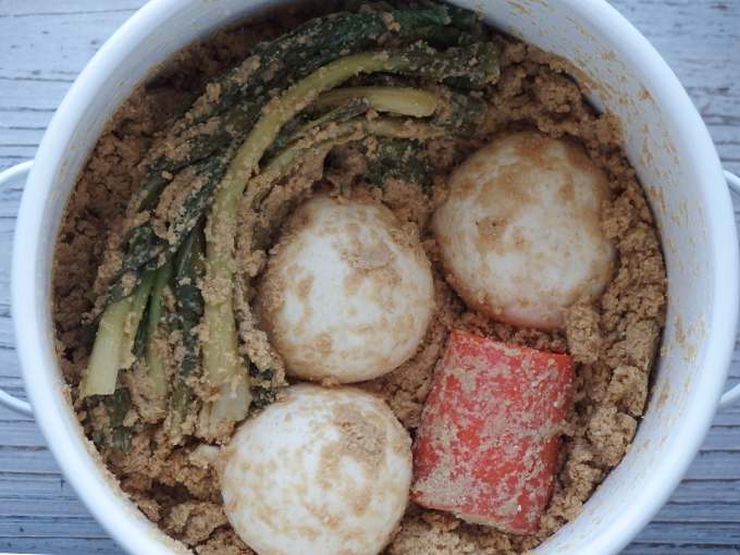 冷蔵庫で保管できるぬか床で手間いらず！ 乳酸菌たっぷりの発酵食品「ぬか漬け」の作り方@Living アットリビング
